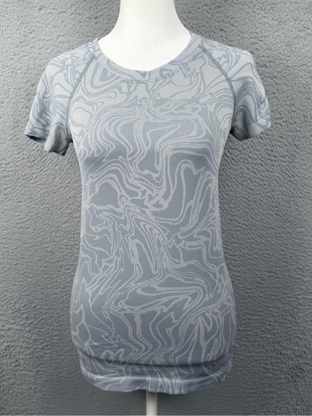 Lululemon Swiftly Tech Tee Shirt Womens 4 Gray Print Athletic Running Yoga Gym